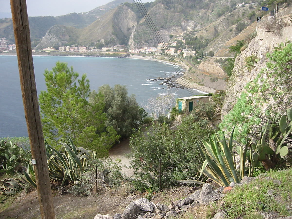 La costa sotto l’albergo, con la baia e la vegetazione mediterranea.