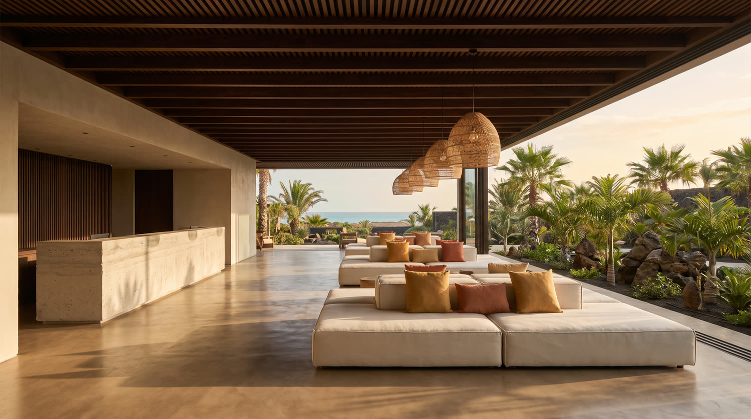 Lounge d'ingresso aperto sul giardino, con copertura a doghe di legno scuro.