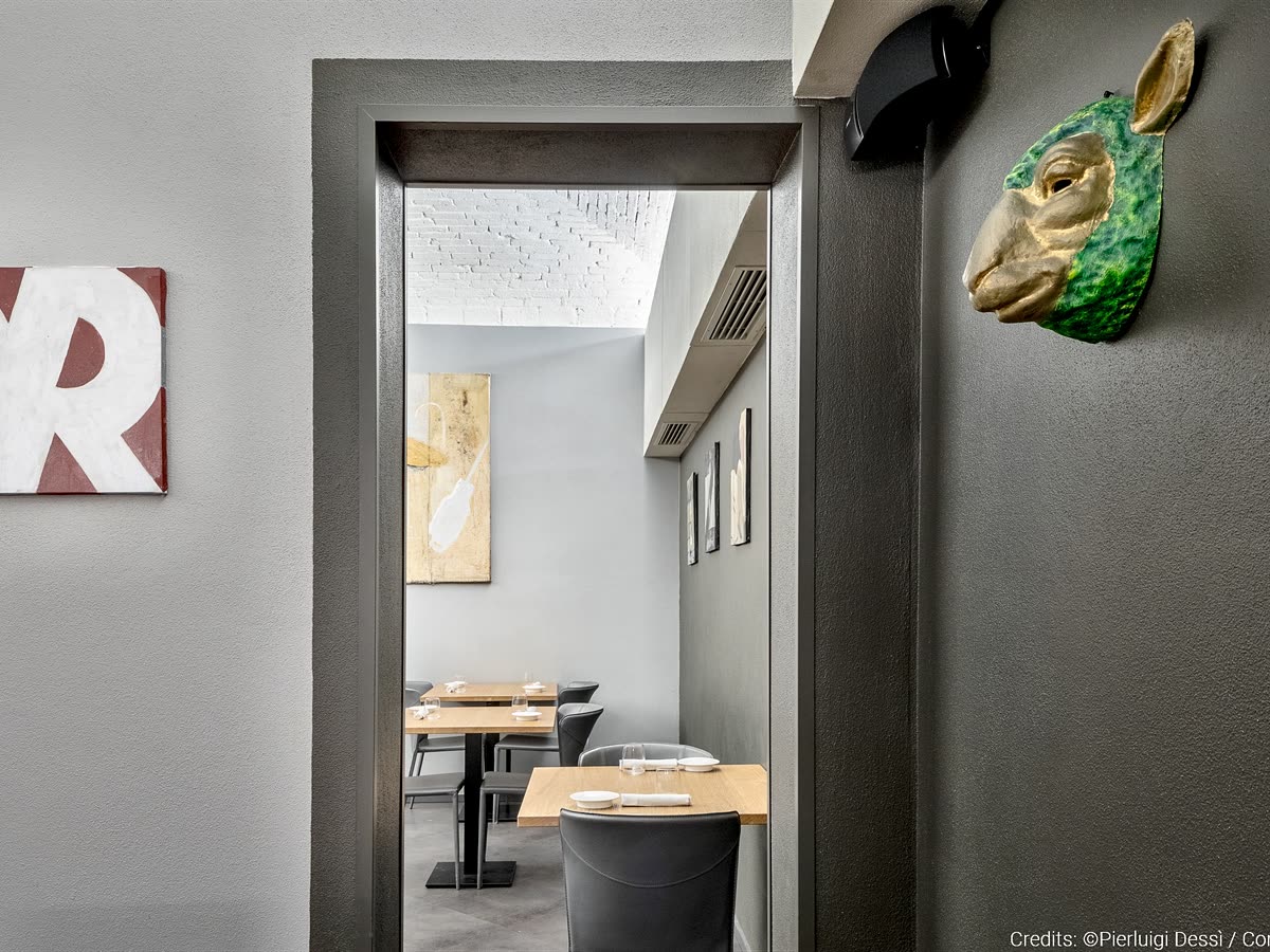 L’ingresso del locale, con il passaggio verso la sala.