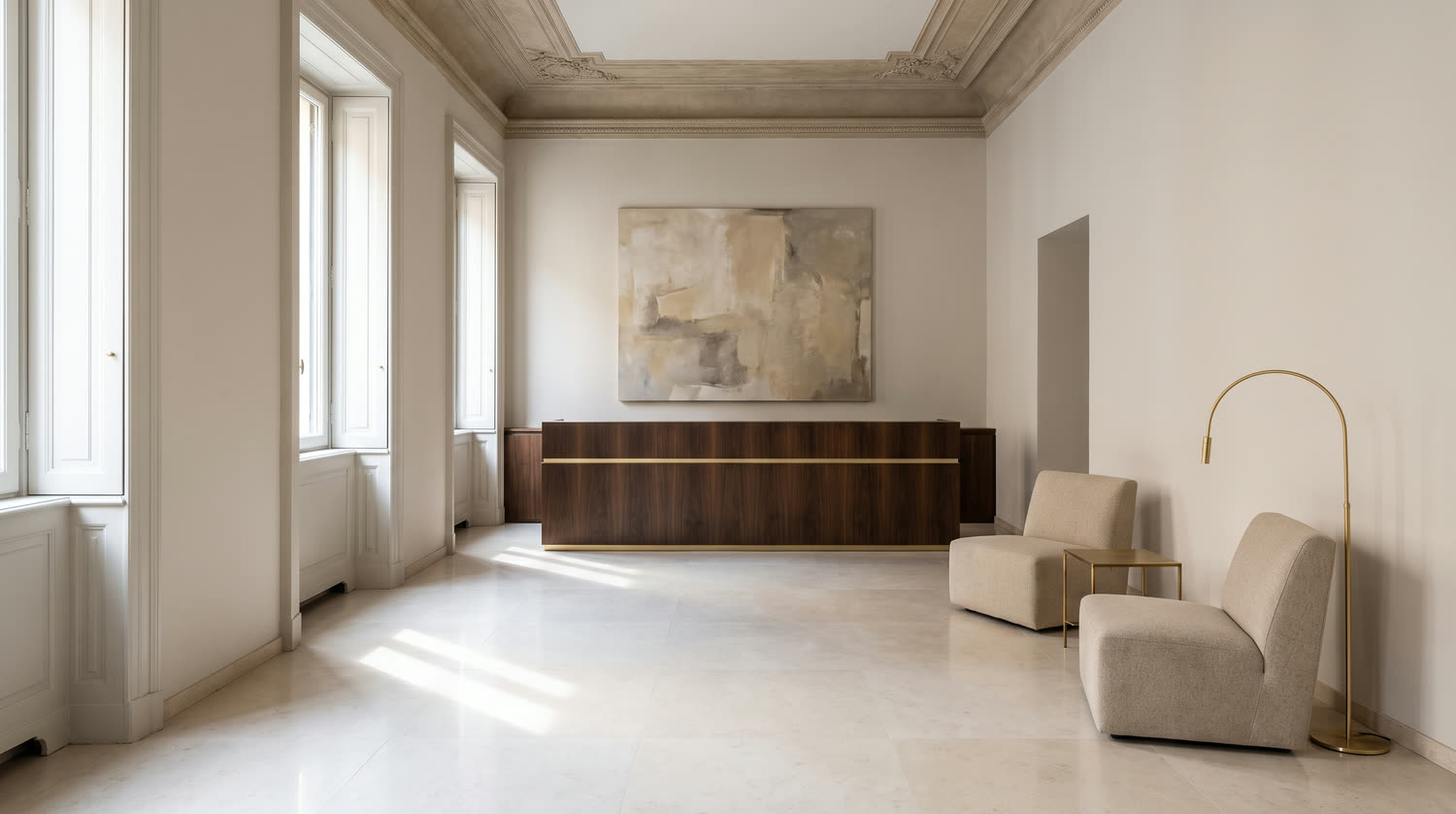 Accoglienza degli uffici: bancone in noce, pavimento in pietra chiara, cornice originale a soffitto e grandi finestre.