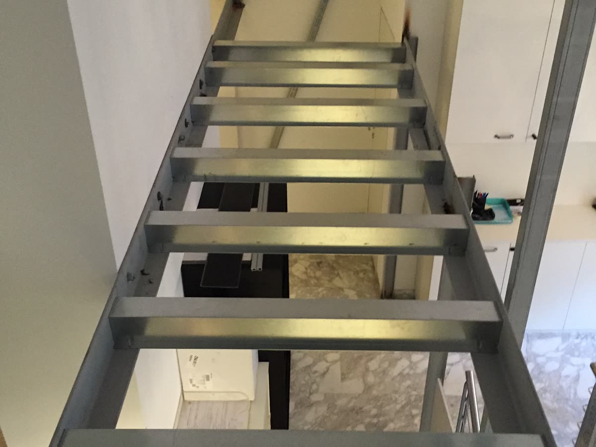 La scala interna in acciaio che collega i piani dello studio.
