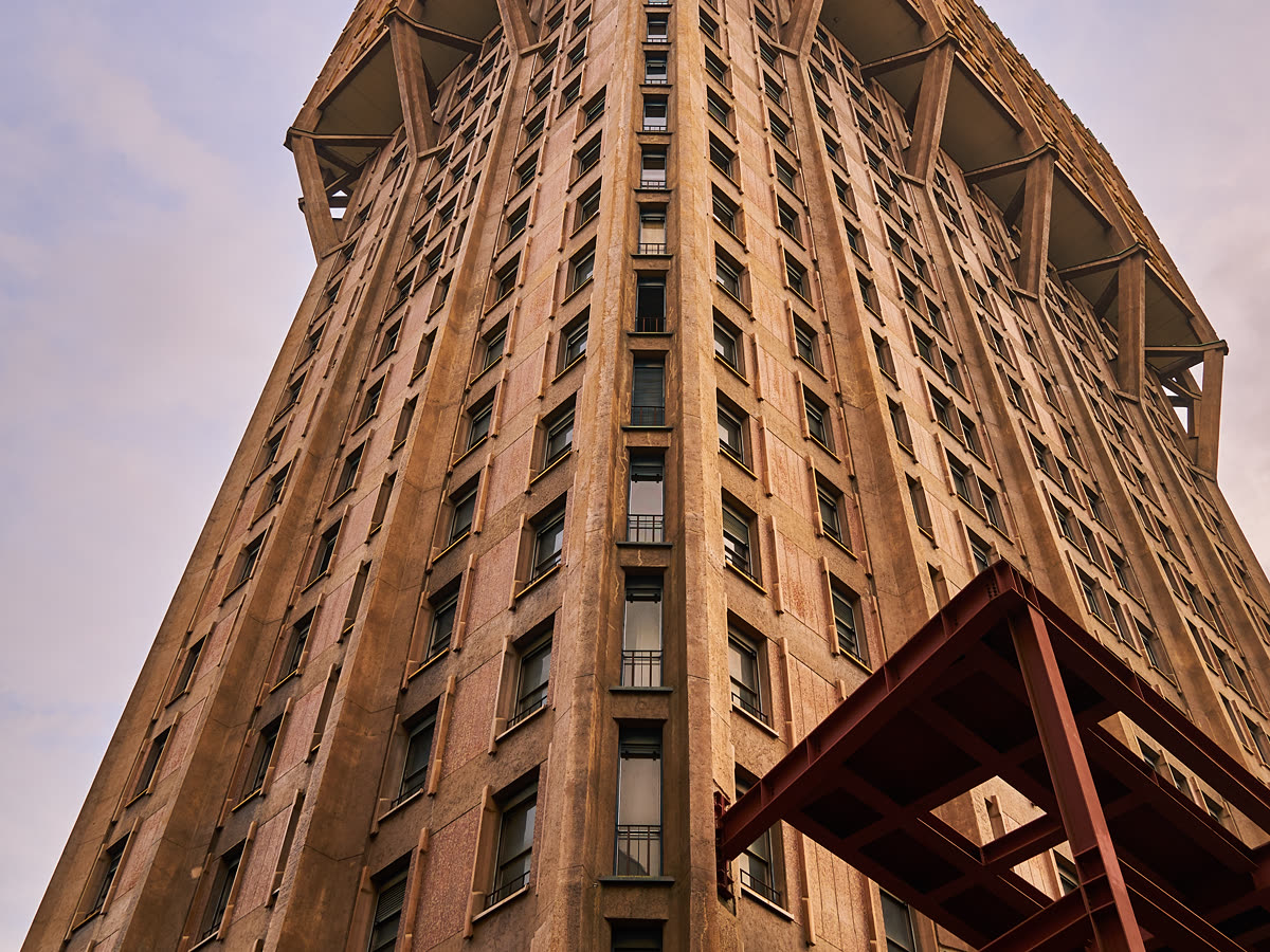 La torre dal basso: i puntoni inclinati che reggono la parte più larga.